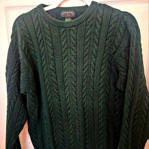 Beautiful hunter green Cable knit Sweater. Womens Small.